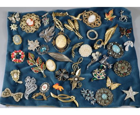 A collection of vintage costume jewellery brooches.(B.P. 21% + VAT) 
