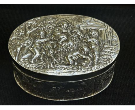 Sterling silver trinket box with cherub design Weight 147g 