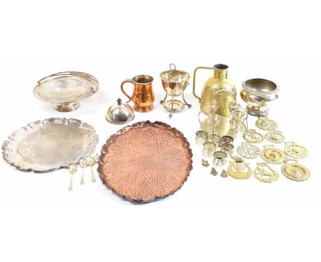A small quantity of metalware including silver plated items, horse brasses, a copper dish and mug, etc.