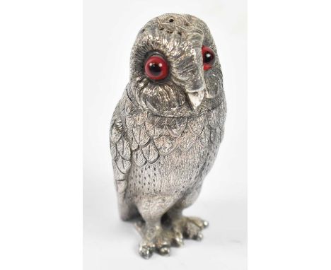 A novelty silver plated pepper in the form of an owl with screw off head and glass eyes, height 6.5cm.