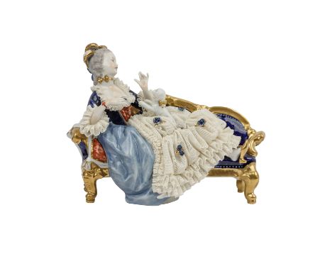 UNTERWEISSBACH 'Rüschenfigur', 20. Jh. Weißporzellan polychrom gefasst und goldstaffiert, Dame in höfischer rüschenbesetzter 