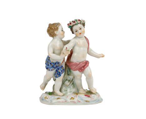 MEISSEN Amorettenpaar, 1. Wahl, 20. Jh. Weißporzellan polychrom gefasst, 2 Amoretten auf einem Natursockel, nach einem Entwur