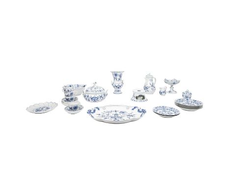 MEISSEN 25-tlg. Konvolut 'Zwiebelmuster', überwiegend 1. Wahl, 20. Jh.: 4 Teller (D. ca. 20 cm), 2 Kuchenteller (D. ca. 18), 