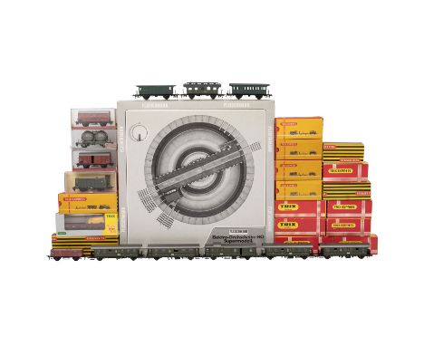 u.a. TRIX/ROCO 31-tlg Konvolut aus Güter- und Personenwagen mit Drehscheibe, Spur H0, bestehend aus TRIX Express/Rivarossi, 2