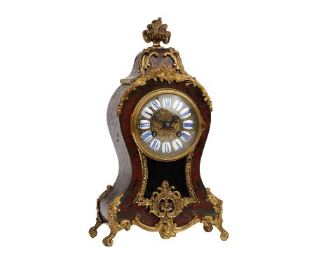 GESCHWEIFTE KOMMODENUHR IM BOULLE STIL, um 1900, Holzkorpus mit Messingeinlagen, in der Front verglast, hinter der Klapptüre 