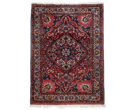 Orientteppich. BACHTIARI/IRAN, Mitte 20. Jh., 237x174 cm. Ein mounumentales Medaillon mit zentraler Blüte dominiert den roten