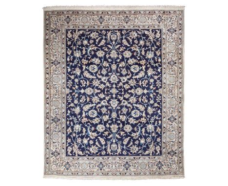 Orientteppich. PERSIEN/NAIN, 20. Jh., 300x250 cm. Das dunkelblaue Mittelfeld ist mit Spiralrankwerk gemustert. Die hellbeigef