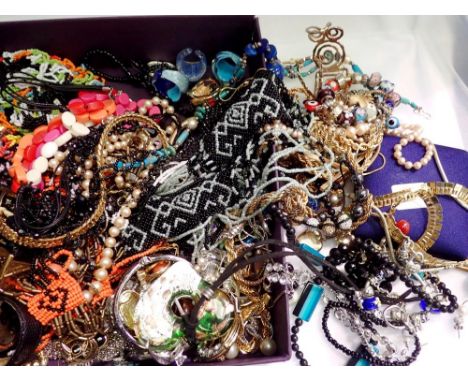 Quantity of costume jewellery to include beads, bracelets and necklaces. UK P&amp;P Group 1 (£16+VAT for the first lot and £2