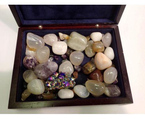 Box of polished gemstones and minerals. UK P&amp;P Group 1 (£16+VAT for the first lot and £2+VAT for subsequent lots) 