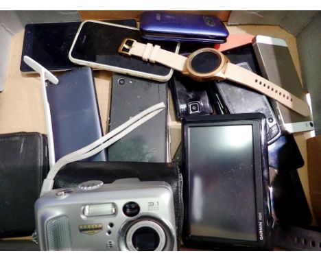 Box containing mixed items including a Garmin sat nav. UK P&amp;P Group 2 (£20+VAT for the first lot and £4+VAT for subsequen