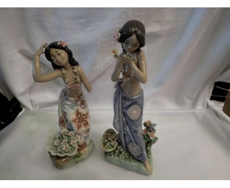 Two Lladro figures of Hawaiian girls, one damaged, largest H: 22 cm. UK P&amp;P Group 2 (£20+VAT for the first lot and £4+VAT