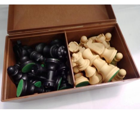 Boxed House Martin wooden Staunton chess set. UK P&amp;P Group 1 (£16+VAT for the first lot and £2+VAT for subsequent lots) 