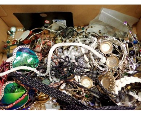 Box of mixed costume jewellery. UK P&amp;P Group 1 (£16+VAT for the first lot and £2+VAT for subsequent lots) 