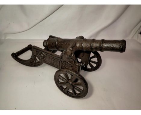 Cast iron desk cannon, L: 22 cm. UK P&amp;P Group 2 (£20+VAT for the first lot and £4+VAT for subsequent lots) 