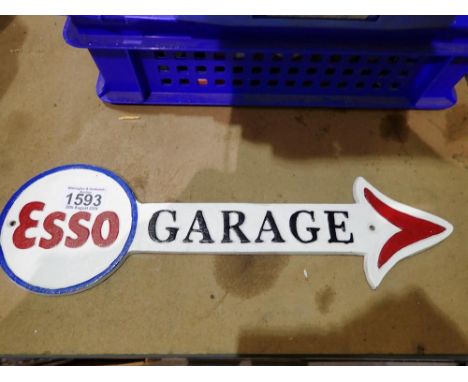 Cast iron Esso garage arrow, W: 46 cm. UK P&amp;P Group 2 (£20+VAT for the first lot and £4+VAT for subsequent lots) 