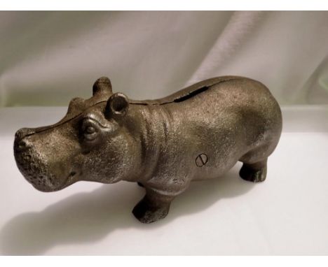 Cast iron hippo money box, L: 20 cm. UK P&amp;P Group 1 (£16+VAT for the first lot and £2+VAT for subsequent lots) 