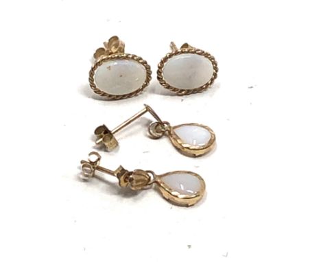 2 x 9ct gold vintage opal paired earrings  (1.3g) 