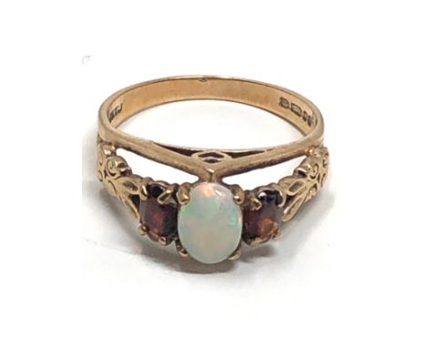 9ct gold vintage garnet and opal ring (3g) 