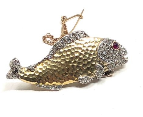 Fine Antique gold &amp; diamond fish brooch with ruby eye measures approx 4.1cm wide weight 15.2g 