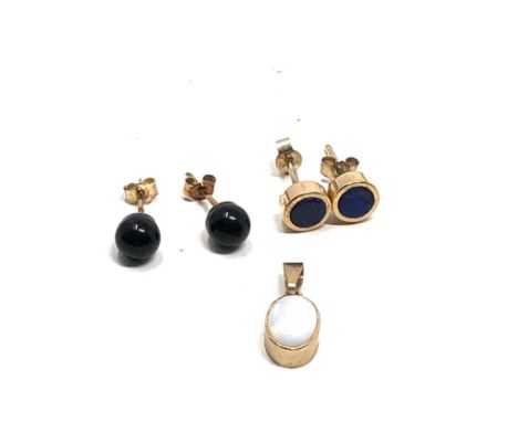 3 x 9ct gold vintage gemstone paired stud earrings &amp; pendant inc. Lapis lazuli, onyx and opal (1.8g) 