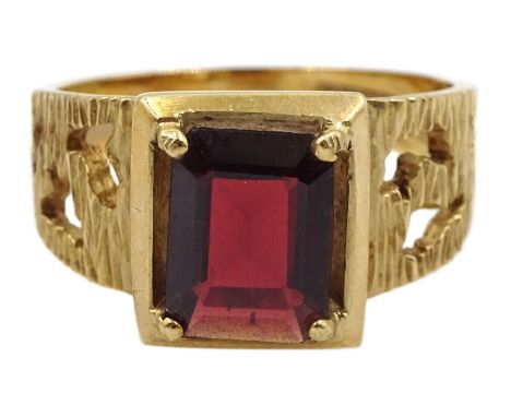 9ct gold single stone garnet ring with pierced bark effect shoulders, hallmarked Condition Report:Approx 5.6gm, size Q-R, max