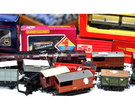 A Hornby 0-6-0 tank engine and a Western diesel-electric loco (af), eleven unboxed OO gauge goods wagons and eight mainly Hor