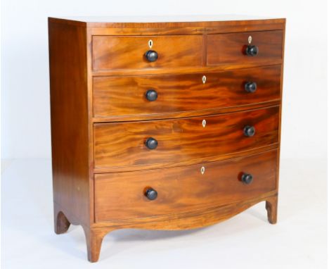 Late Regency mahogany bowfront chest of drawers, the top crossbanded in an exotic hardwood, over two short and three long gra