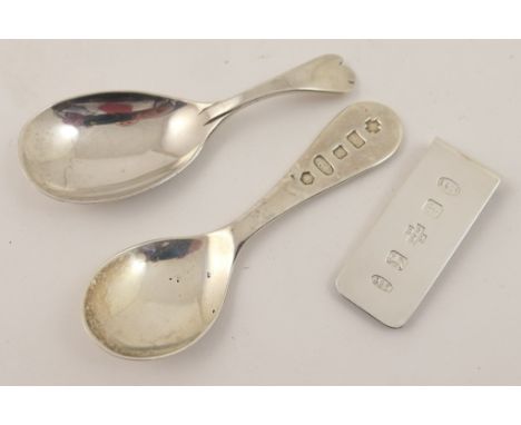 Silver trefid pattern tea caddy spoon, Birmingham 1971; also a modern silver tea caddy spoon, Sheffield 2000; and a silver no