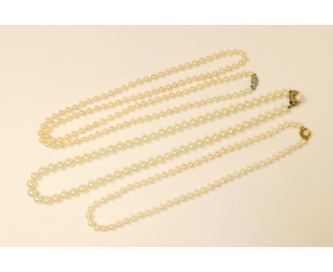 Cultured pearl single strand necklace, the pearls well matched in size and colour, approx. 5-6mm diameter, united by a paste 