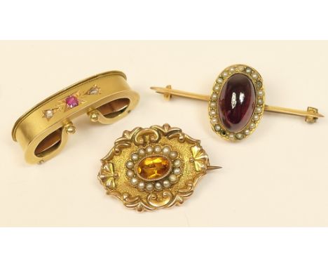 Victorian ruby and rose diamond set yellow metal scarf clip, 28mm; also a cabochon garnet and seed pearl bar brooch in unmark