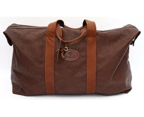 Großer Weekender, Mulberry. Brauner, beschichteter Mulberry Canvas, goldfarbene Hardware. Reißverschluss, zwei kurze Stoffgri