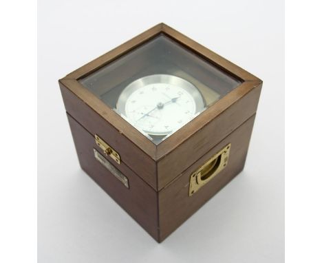 Marine-Chronometer "MARINE-QUARZ", Wempe. Mahagonikasten mit verglastem Klappdeckel, seitlichen Messingtragegriffen und Front