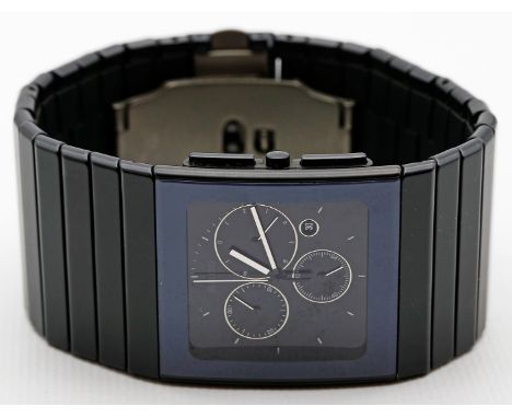 Herrenarmbandchronograph "RADO DIASTAR". Quadratisches, schwarzes High-Tech Keramik-Gehäuse und -Armband. Schwarzes Zifferbla