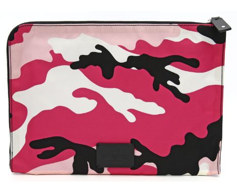 Laptop-Tasche, Valentino Garavani. Clutch in rosa und blauem Camouflage-Print. Logo-Patch auf der Frontseite aus Leder, gem. 