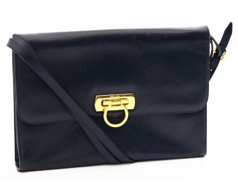Vintage-Umhängetasche, Salvatore Ferragamo. Dunkelblaues Glattleder, goldfarbene Hardware, gem. "Ferragamo", verstellbarer Tr
