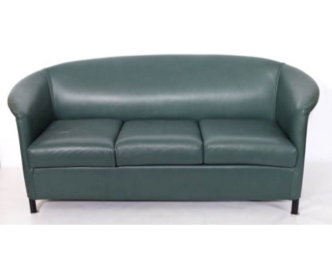 Piva, Paolo (1950 Adria - Wien 2017) Zweisitzer-Sofa "Aura". Grüner Lederbezug. L. Kratzer. Entwurf von 1983. Eingewebtes Her