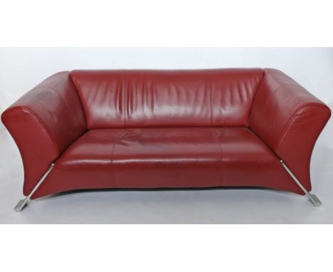 Designer-Sofa, Rolf Benz. Modell "322". Weinroter Lederbezug, schräge Metallfüße. Gebrauchsspuren. Herstelleretikett Rolf Ben