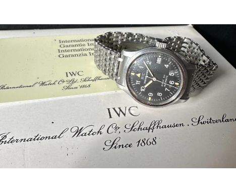 Damen-Fliegeruhr, IWC, Modell "Mark XII". Rundes Gehäuse und Gliederarmband mit verdeckter Faltschließe, Edelstahl. Schwarzes