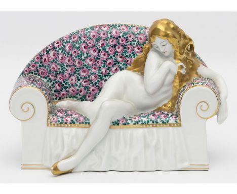 Klieber, Anton (1886 Pirkenhammer - Wien 1971) Skulptur eines auf Sofa liegenden Mädchenaktes. Porzellan. Bunte Aufglasurmale