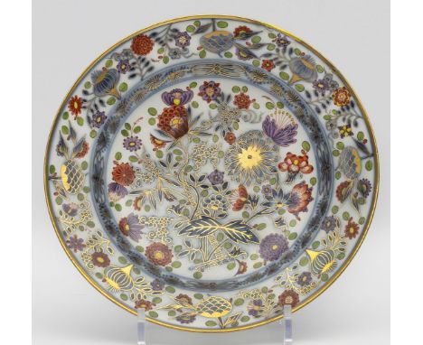 Teller, Meissen. Leicht ansteigende Fahne mit glattem Rand (an 2 Stellen rest.). Unterglasurblaues Zwiebelmuster mit polychro