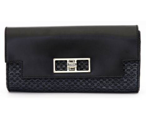Clutch, Versace Collection. Schwarzes Glattleder, goldfarbene Hardware, gem. "VERSACE COLLECTION". Umschlagklappe mit Drehver