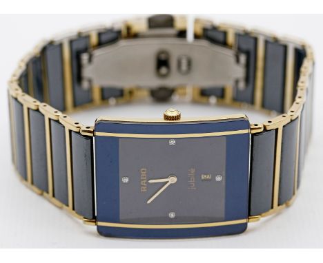 Herrenarmbanduhr "RADO Jubilé". Rechteckiges, schwarzes High-Tech Keramik-Gehäuse und -Armband, teils vergoldet. Schwarzes Zi