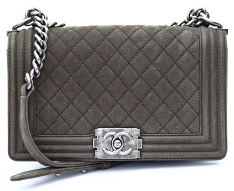 "Boy Bag", Chanel. Schokobraunes, in Diamant-Optik gestepptes Wildleder, palladiumfarbene Hardware, gem. "CHANEL". Umschlagkl