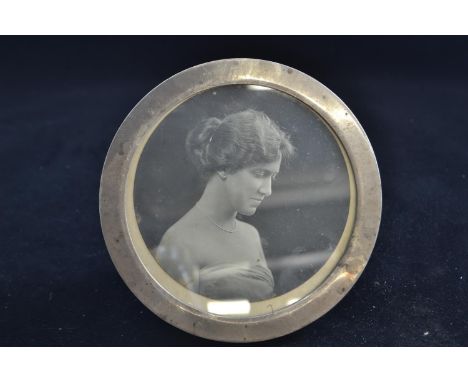 Circular silver photo frame, maker's mark rubbed, London 1919, diameter 14cm 