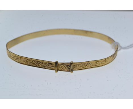 9ct gold bangle, inner width approximately 65mm, 5.31 gramsfine cracks to one area 