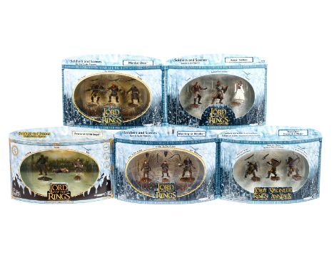 5 versch. The Lord of the Rings Figuren-Sets, ”Soldiers und Scenes” ”Battle Scale Figures”, Figurenhöhe ca. 5-7,5, je im OK, 