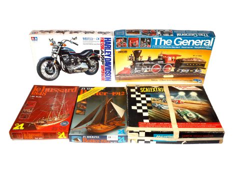 4 versch. Bausätze und 1 Autorennbahn, Maßstab 1:6, 1:25 u.a., darunter Tamiya Harley Davidson und MPC Lok ”The General”, bei