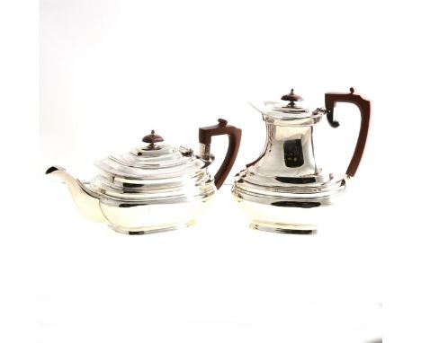 A Georgian design silver teapot and hot water jug by George Tarratt Ltd, brown wooden handles and finials, Sheffield 1961, to