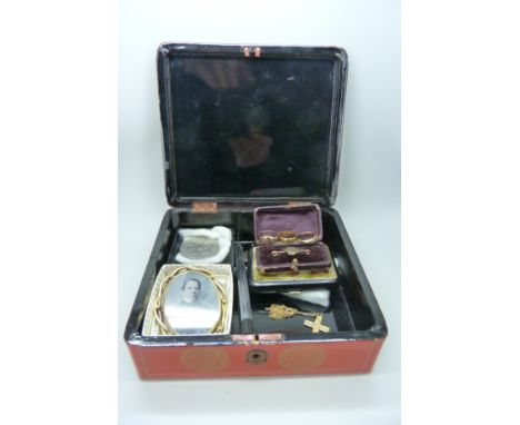 A Japanese lacquered jewellery box with contents, including a 9ct gold ring, a 22ct wedding band, a 9ct cruxifix on chain and