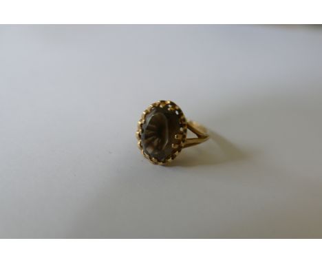 A 9ct gold ring (4.3g all in). 